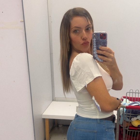 Brooke - Picture 3 of 5